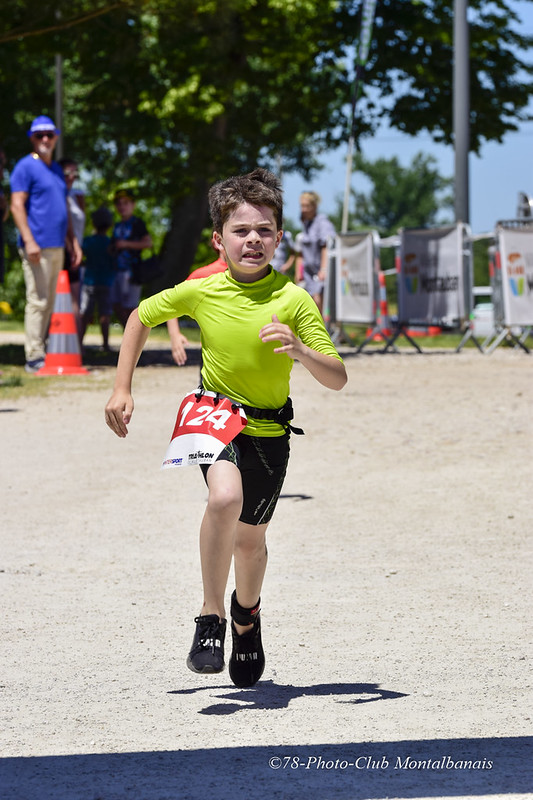 Garçon qui coure vers la ligne d'arrivée au Triathlon de Montauban
